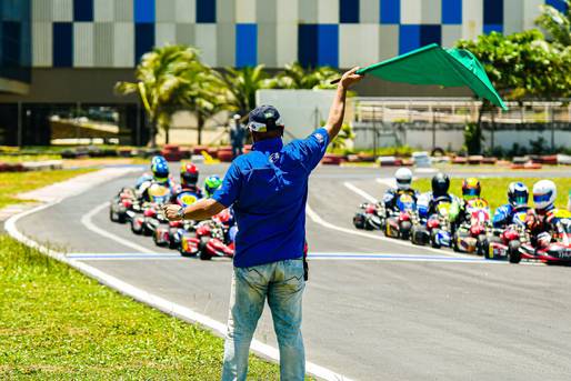 Pista do kartdromo de Ipitanga, lauro de Freitas, com carros e pilotos que iro competir no Campeonato Nordeste de Kart
