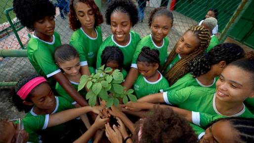 Time feminino de futebol apoiado pela Sudesb planta mudas de rvores no Estdio de Pituau